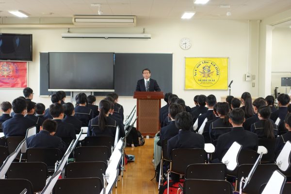 中学校　オリエンテーション合宿へ出発