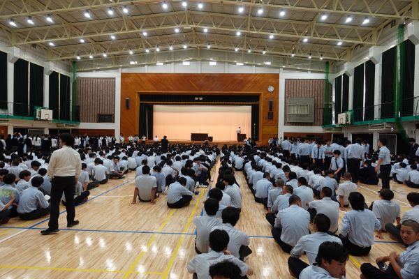 全校朝礼を実施