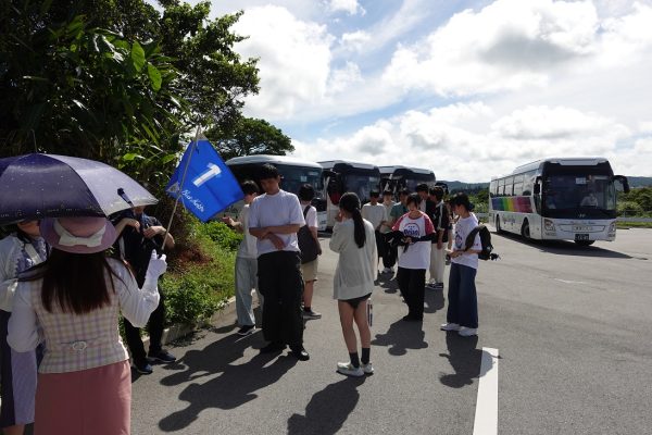 座喜味城跡で学習します。